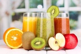 Прясно изцедени сокове от зеленчуци, плодове или плодове в менюто за пиене